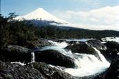 rivière Osorno et volcan Petrohué rivière Osorno et volcan Petrohué