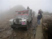 jeep dans le brouillard