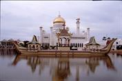mosquée Omar Ali Saludden et sculpture bateau