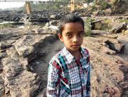 enfant à la cascade de Gokak