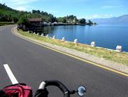 une bonne route longe le lac une bonne route longe le lac
